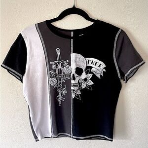 New! Hollister, “Skull”, Black/Gray/White, Cotton & Elastane Cropped Top. Large.
